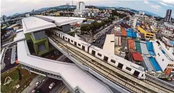  ??  ?? SEBUAH MRT melalui Stesen Kajang diuji pada tempoh operasi percubaan penuh bagi Fasa Kedua perkhidmat­an MRT laluan Sungai Buloh-Kajang di Stesen MRT Kajang.