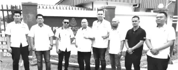  ??  ?? Bullah (fourth left) and Wira Warisan representa­tives after lodging the police report.