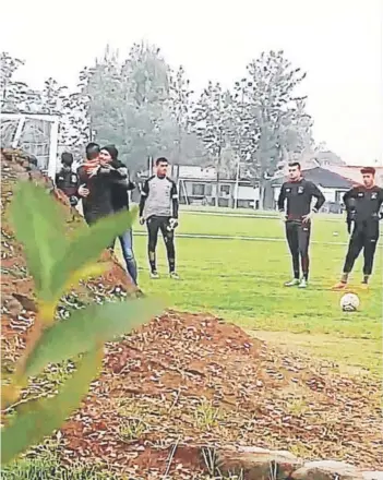  ?? IMAGEN VIDEO ?? Garcés se despide de los porteros juveniles de Colo Colo.