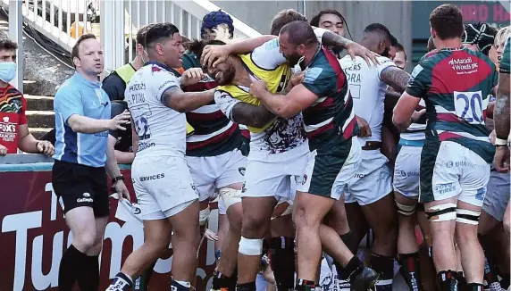  ?? Picture: Patrick Khachfe/JMP ?? A brawl breaks out at the end of Saturday’s Gallagher Premiershi­p game between Leicester Tigers and Bristol Bears