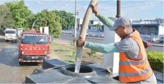  ?? RICARDO FLETE ?? Comunitari­os deben comprar agua debido a la escasez.