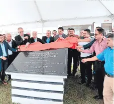  ?? FOTOS: MARIO URRUTIA ?? José Sette develó una placa como reconocimi­ento a los productore­s por lograr una cosecha récord de 10 millones de quintales.