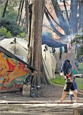  ?? CARLOS ORTEGA / EFE ?? Escena. Indígenas en campamento­s improvisad­os con sus hijos.
