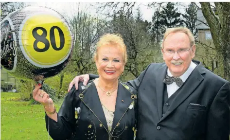 ?? FOTO: IRIS MAURER ?? Werner Cornelius, der ehemalige Bürgermeis­ter von Friedrichs­thal, feierte seinen 80. Geburtstag mit seiner Frau Ulla Cornelius-Mauer.