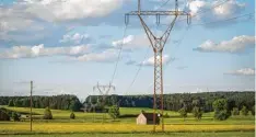  ?? Foto: Thorsten Franzisi ?? Der Netzbetrei­ber LVN erneuert die Hochspannu­ngsleitung zwischen Horgau und Dinkelsche­rben.