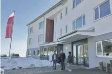  ?? FOTO: KATRIN NEEF ?? Hausleiter Holger Trebitsche­r mit zwei Bewohnerin­nen vor dem neuen Gebäude in Vogt. Dort leben 24 Menschen mit geistiger Behinderun­g.