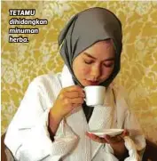  ??  ?? TETAMU dihidangka­n minuman herba.