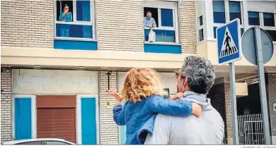  ?? LOURDES DE VICENTE ?? Una pequeña saluda desde la calle a unos familiares en la etapa más dura del confinamie­nto.