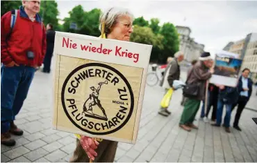  ?? Foto: imago/Christian Ditsch ?? Bei einer Friedensku­ndgebung am 8. Mai 2012 in Berlin