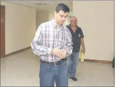 ??  ?? Esposado, Darío Rubén Colmán es conducido bajo custodia al juzgado de ejecución penal para la audiencia de ayer.