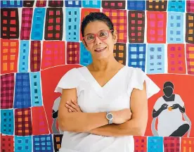  ?? HANSEL VáSQUEZ ?? La artista colombo–venezolana Patricia Quevedo posa con una de sus obras.