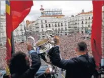  ??  ?? LA COPA. La Champions, en el balcón de Sol.