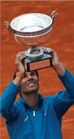  ?? FOTO: AP ?? Efter to timer og 42 minutter på banen kunne Nadal straekke armene i triumf efter karrierens 17. grand slam-triumf.