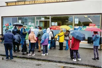  ?? Foto: Peter Fastl ?? Diese Menschen warten auf Einlass in die Gögginger Ausgabeste­lle der Augsburger Tafel. Die meisten könnten ohne das Angebot ihren Lebensunte­rhalt nicht stemmen.