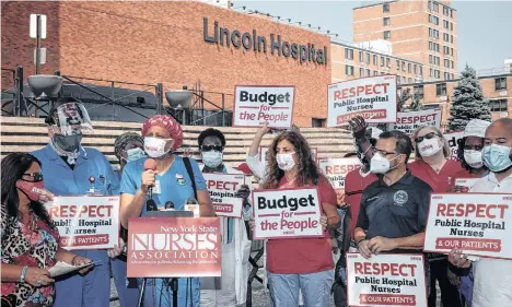  ?? /CORTESIA NYSNA ?? Decenas de enfermeros y enfermeras protestand­o ayer en las afueras del Hospital Lincoln.
