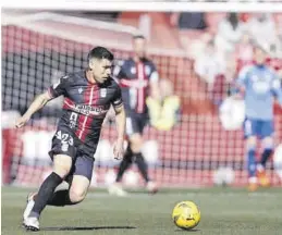  ?? LALIGA ?? Tomás Alarcón controla un balón en un partido del Cartagena.