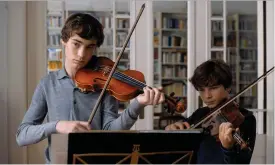  ?? FOTO: KINGHILL ?? Ilja Monti och Serafin Mishiev som unga violinelev­er.