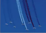  ?? (Photo V-m) ?? La Patrouille de France rend hommage aux personnels soignants de Nice, Toulon et Marseille ce vendredi.