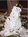  ??  ?? Theo und Alois hatten sich riesig über den ersten Schnee gefreut und haben in Oma Annis Garten diesen freundlich­en Schneemann gebaut.