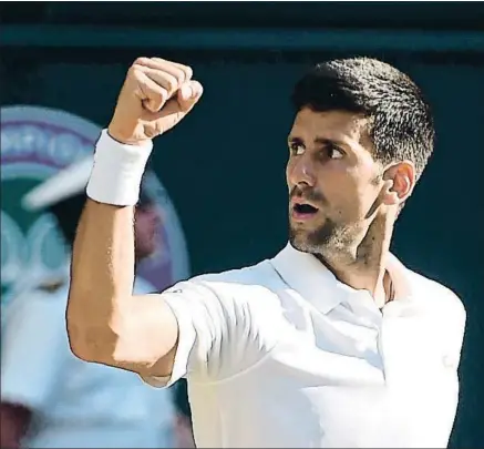  ?? OLI SCARFF / AFP ?? Novak Djokovic celebrando su victoria sobre Ernests Gulbis, ayer en Wimbledon