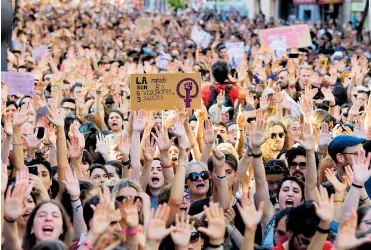  ?? FOTOS AFP ?? La manifestac­ión realizada ayer en Madrid fue una de las que más personas reunió durante su recorrido.