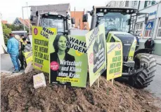  ?? FOTO: SILAS STEIN/DPA ?? Ein Misthaufen auf einer Straße in Biberach als Protestzei­chen gegen die Grünen: Was Parteimitg­lieder aus Wangen und Kißlegg über die dortigen Entgleisun­gen sagen.