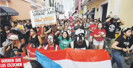  ??  ?? QUIEREN QUE LOS ESCUCHEN Los alumnos aseguraron que regresarán a exigirle una reunión al gobernador Ricardo Rosselló para que atienda sus reclamos.