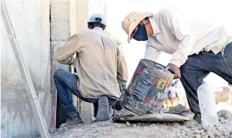  ?? /NAYELI SOLORIO ?? El presidente municipal Homero Martínez informó de la normalidad de las actividade­s comerciale­s en Lerdo