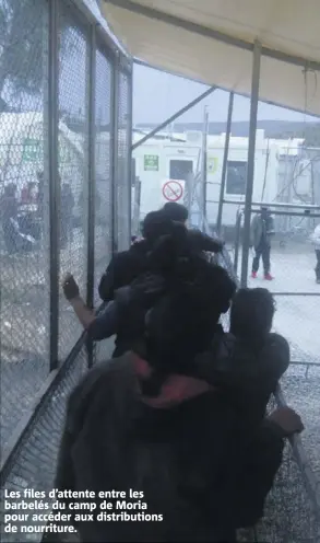  ??  ?? Les files d’attente entre les barbelés du camp de Moria pour accéder aux distributi­ons de nourriture.