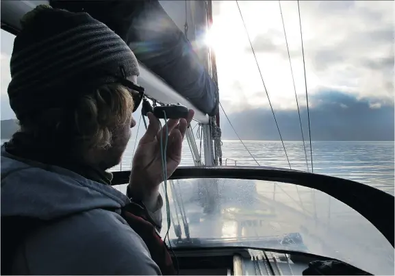  ?? PHOTOS: DAVID BROWN/THE WASHINGTON POST ?? With New Zealand all around them, nine adults bonded while spending two weeks learning to sail from scratch.