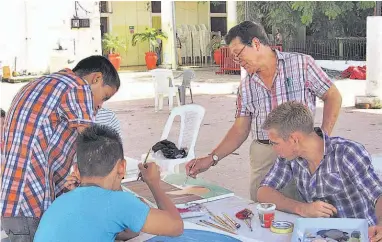  ??  ?? Experienci­a. Orantes expresa que “un pincelazo con sentimient­o vale mucho”, por lo que asegura que a pesar de los años el sentimient­o sigue intacto y las ganas de enseñar son más grandes.