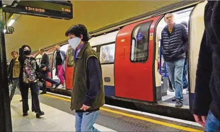  ?? ?? LONDRES. Médicos están reclamando al gobierno de Johnson que reimplante el uso de la mascarilla en ambientes interiores.