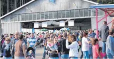  ??  ?? Viele hundert Zuschauer, vor allem am Sonntag, strömten auf den Laichinger Flugplatz.