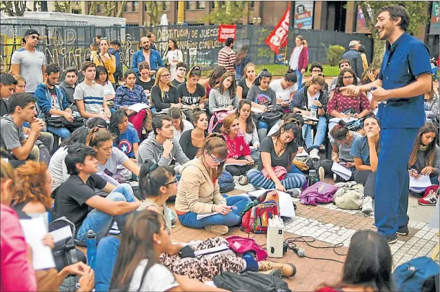  ?? CEDOC PERFIL ?? CLASE EN LAS CALLES. Canalizar las protestas para que no afecten al resto de las personas es uno de los desafíos que enfrentan las nuevas sociedades.