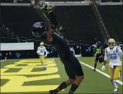  ?? CHRIS PIETSCH — THE ASSOCIATED PRESS ?? Oregon’s Devon Williams pulls down a Tyler Shough pass for a touchdown during the first quarter against UCLA.