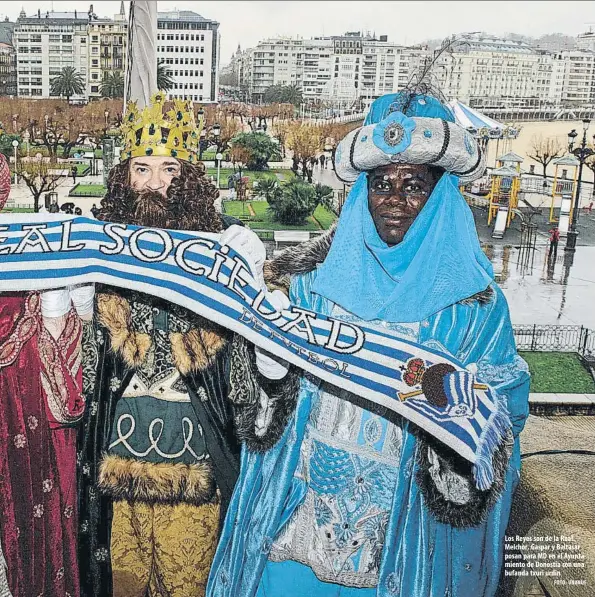  ?? FOTO: UNANUE ?? Los Reyes son de la Real. Melchor, Gaspar y Baltasar posan para MD en el Ayuntamien­to de Donostia con una bufanda txuri urdin