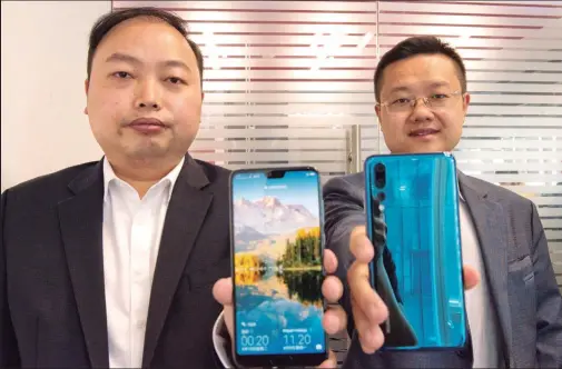  ??  ?? Louis Cao y Tyrone Liu, ejecutivos de Huawei, muestran uno de los últimos modelos de teléfono celular de la marca asiática.