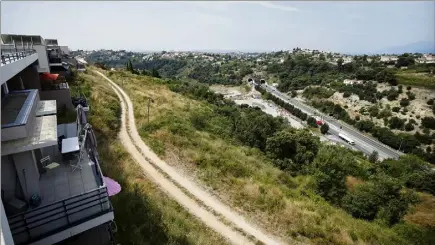  ??  ?? Le projet d’échangeur autoroutie­r au vallon des Sablières (vu ici depuis Pessicart) va être retiré des documents d’urbanisme de la Métropole. (Photo Dylan Meiffret)