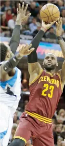  ??  ?? LeBron James intenta anotar por encima de Shabazz Muhammad.