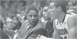  ?? ARIZONA DAILY STAR ?? Arizona assistant coach Emanuel "Book" Richardson talks with forward Brandon Ashley (center) and forward Aaron Gordon during a 2014 game.