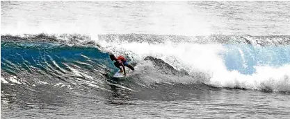  ?? —ERWIN MASCARIÑAS ?? LOCAL FAVORITE Edito “Piso” Alcala, 2011 Siargao surfing champion, shows off his skills during the semifinal round of the 20th Siargao National Surfing Cup.