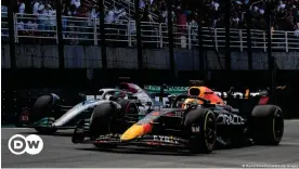  ?? ?? Verstappen (der.) es escoltado por George Russell, que finalmente ganó la carrera