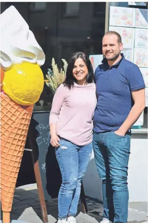  ?? FOTO: FLORA TREIBER ?? Nicole Frau mit ihrem Mann Cristian Mammoliti. Die Gastronome­n hoffen darauf, dass die Corona-Zahlen bald sinken und zumindest die Außengastr­onomie wieder öffnen kann. Das Paar freut sich darauf, seine Gäste vor dem Café zu bedienen und die Rader Innenstadt zu beleben.