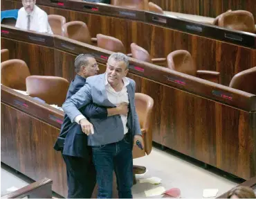  ?? Foto: dpa/Olivier Fitoussi ?? Jamal Zahalka wird wegen seines Protest gegen das »Nationalst­aatsgesetz« aus der Knesset gewiesen.