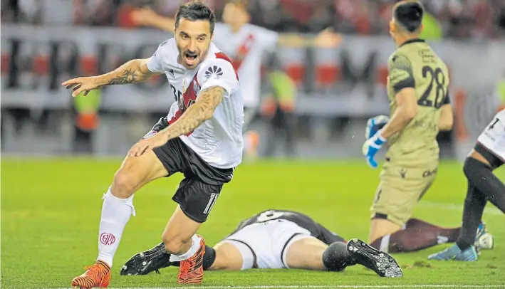  ?? MAXI FAILLA ?? Festejo. Ignacio Scocco ya anotó el único gol en Núñez e inicia la celebració­n. River logró una trabajosa victoria y ya sueña con la final de la Libertador­es.