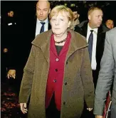  ?? FOTO: CHRISTOPH SOEDER ?? Bundeskanz­lerin Angela Merkel (CDU) verlässt eine Solidaritä­tskundgebu­ng in Halle.