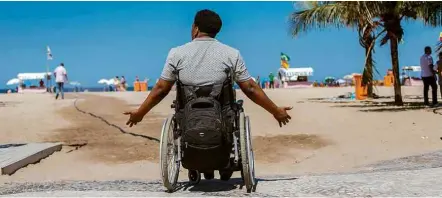  ??  ?? Bira Carvalho, 46, que é cadeirante, fez o trajeto de sua casa até o bairro de Copacabana utilizando transporte público