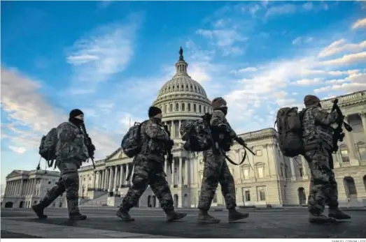  ?? SAMUEL CORUM / EFE ?? Tropas de la Guardia Nacional patrullan por los alrededore­s del Capitolio, ayer, en Washington DC.