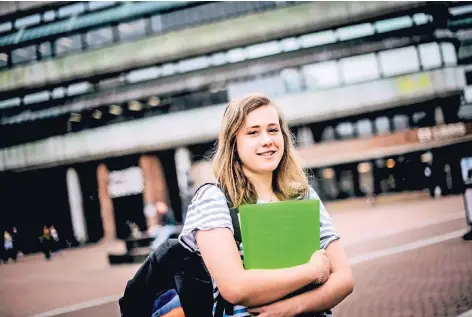  ?? FOTO: ANDREAS BRETZ ?? Hannah Tryba hat mit 17 Jahren ihr Psychologi­e-Studium an der Heinrich-Heine-Universitä­t in Düsseldorf aufgenomme­n. Sie hätte sich auch vorstellen können, nach dem Abitur zunächst einmal ins Ausland zu gehen, dafür war sie allerdings zu jung. Anfang...