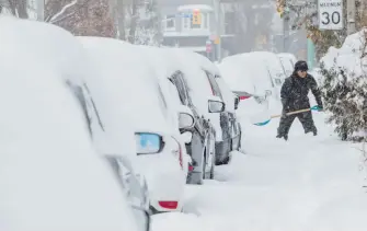  ?? ?? En algunos puntos de Canadá la nieve alcanzó 60 centímetro­s de alto